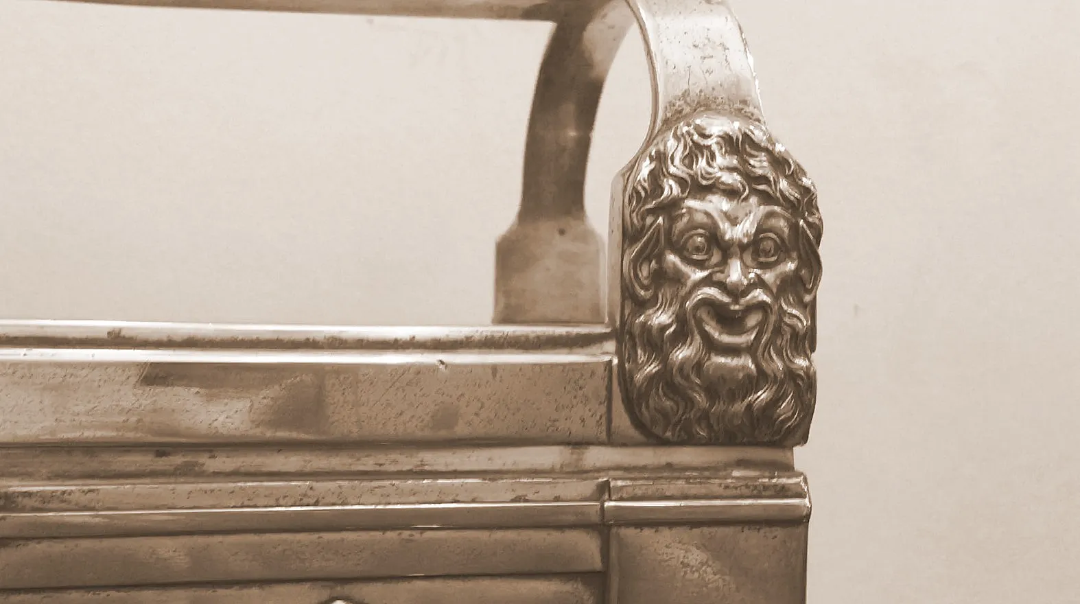 bijoutiers anciens avec des pattes décoratives et un visage sculpté