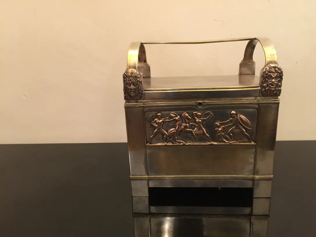 scatola di gioielli antica con design in rilievo