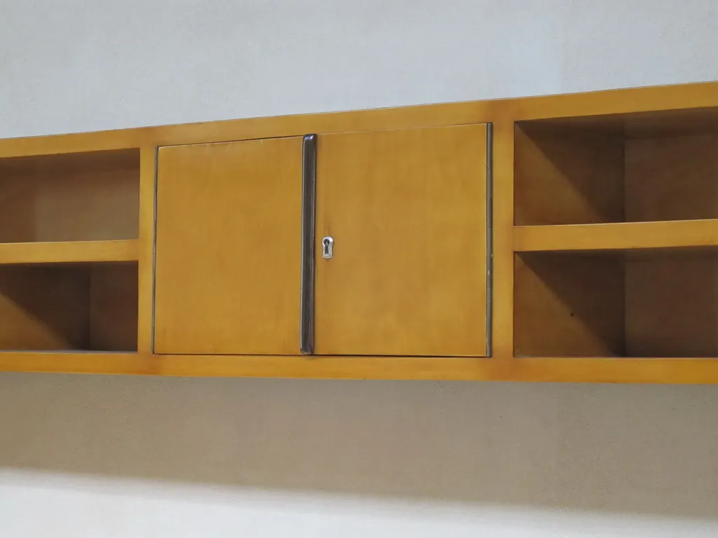 오래된 안락의자와 열려진 선반