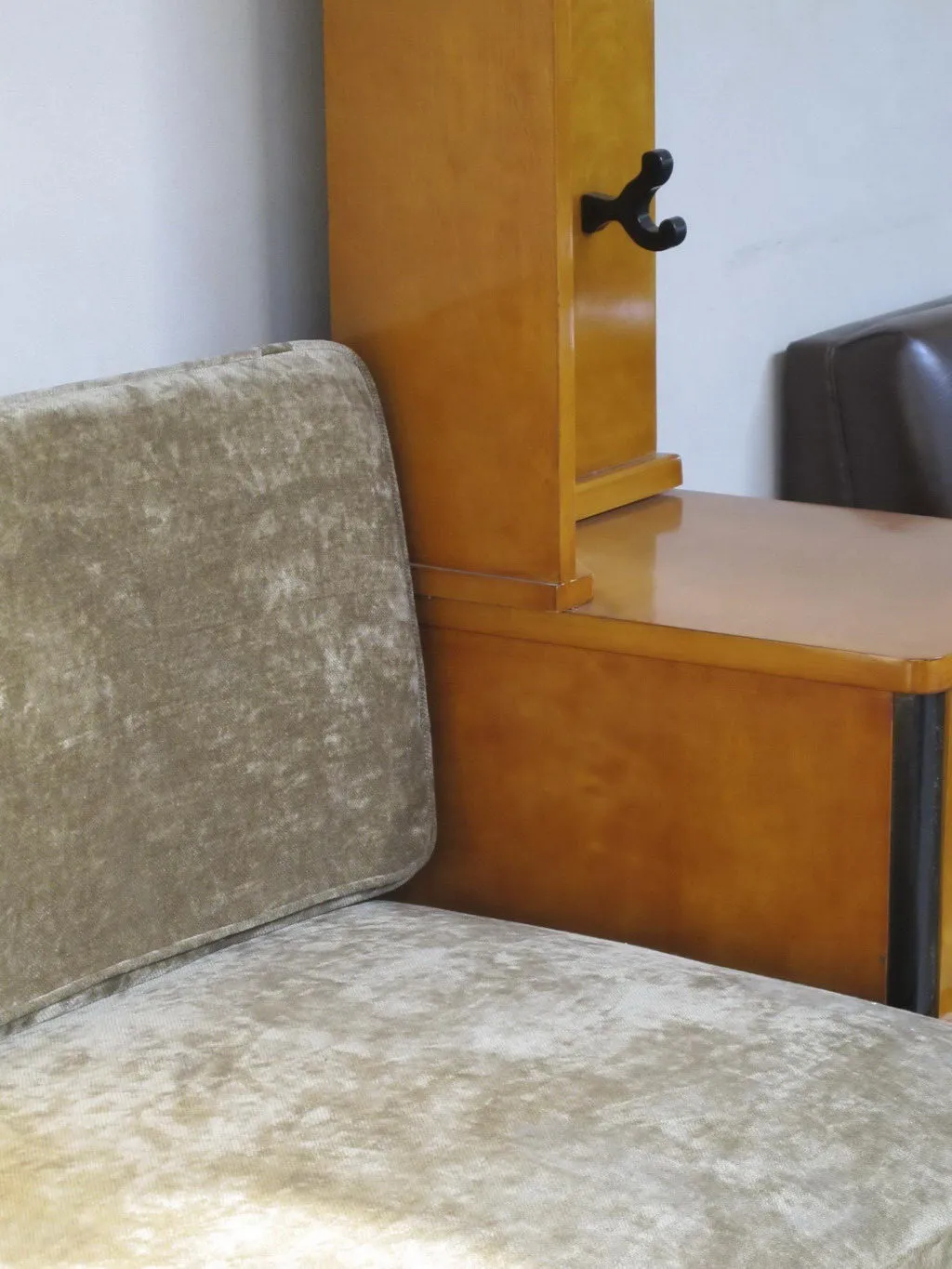 poltrona antiga estofada em um ambiente acolhedor