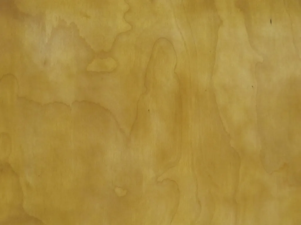 sillón antiguo con diseño elegante en un ambiente acogedor