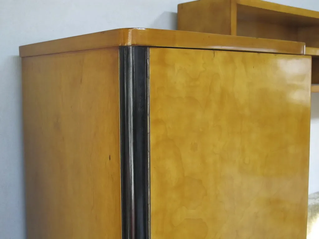 fauteuil ancien avec des détails de design classique