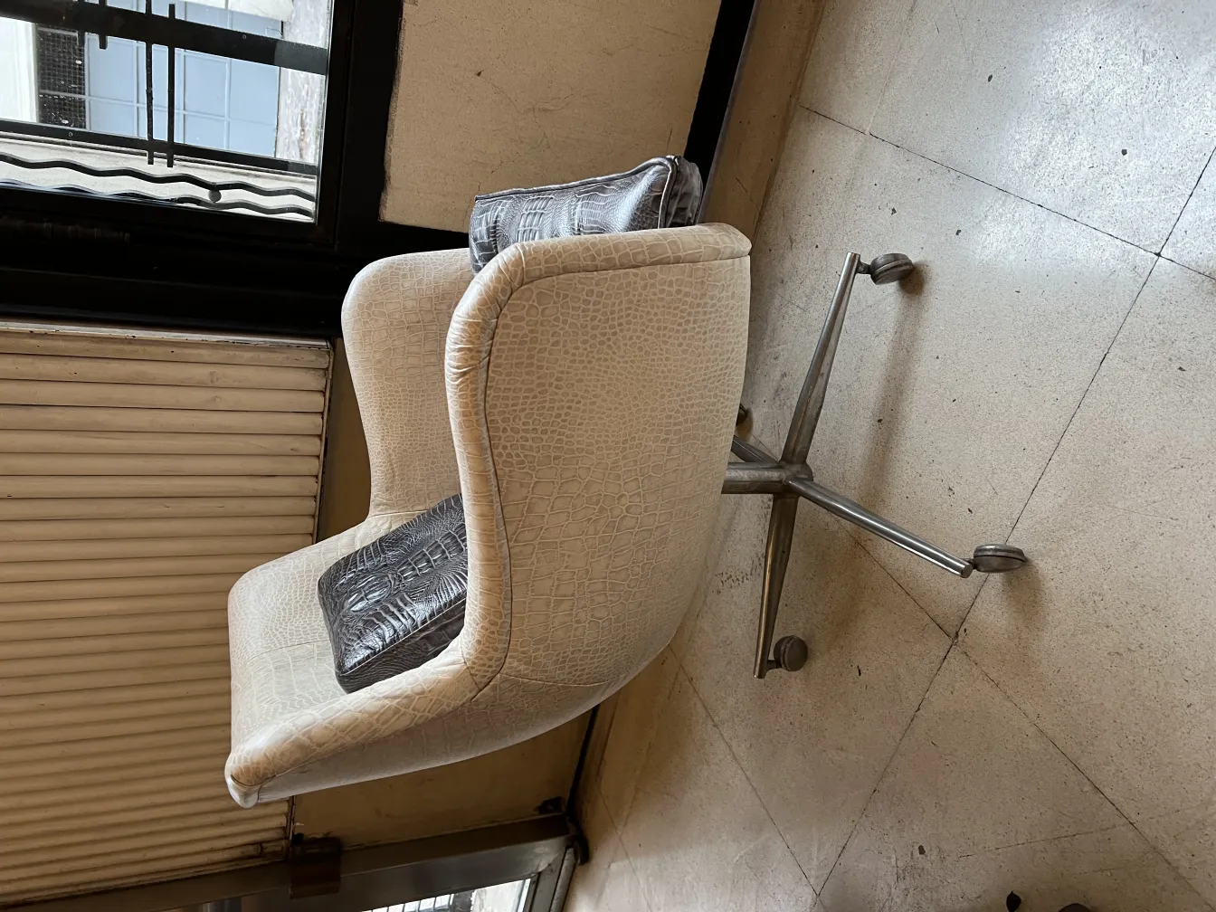 poltrona antiga com almofada decorativa em ambiente clássico