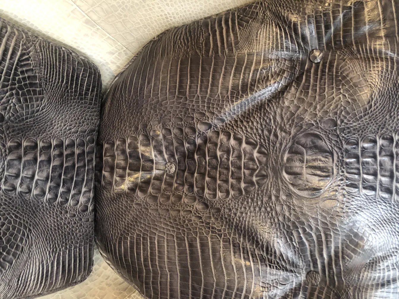 Fauteuil ancien avec design en crocodile, élégant et distinctif.