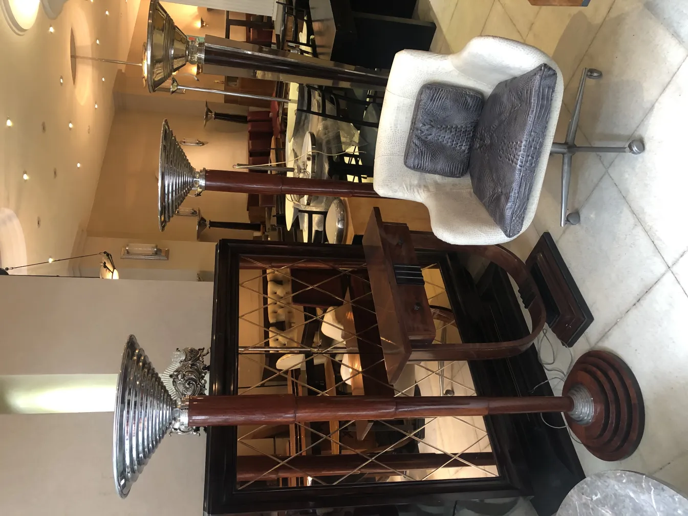 Poltrona antiga com design elegante e cor clara em ambiente contemporâneo.