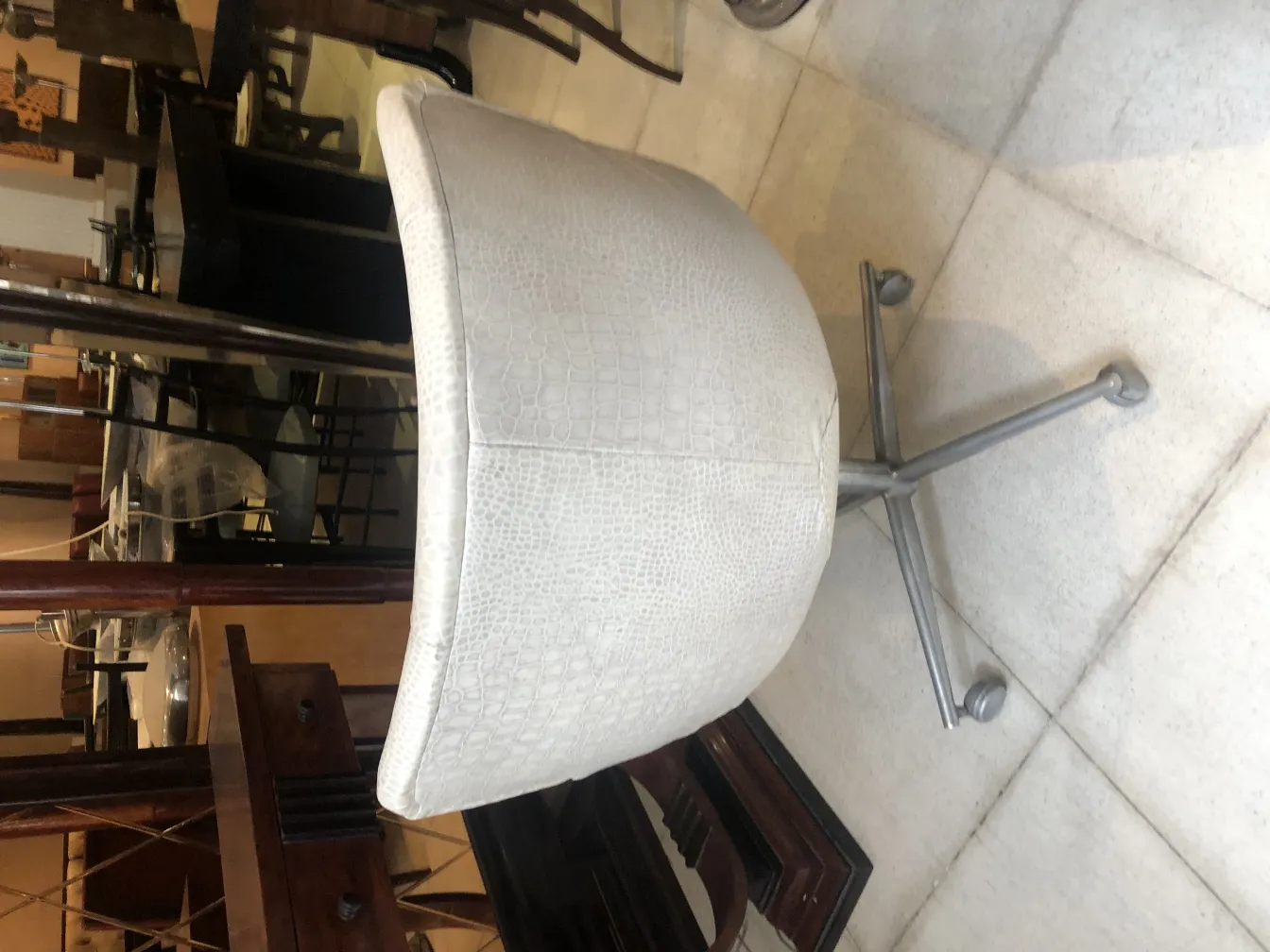 Fauteuil ancien au design unique dans un cadre accueillant