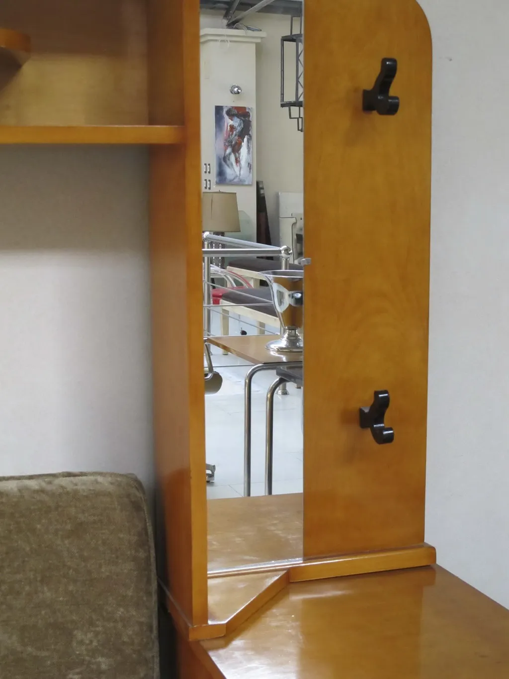 Fauteuil ancien avec miroir, fond confortable, détail en bois