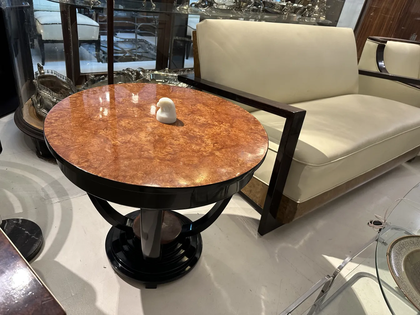 Poltrona antiga em um ambiente elegante com mesa