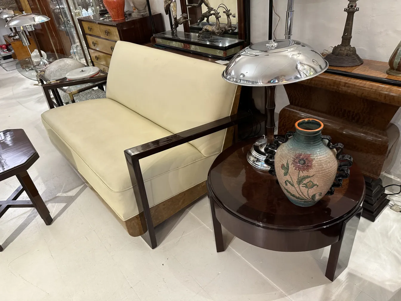 poltrona antiga com braços em um ambiente vintage