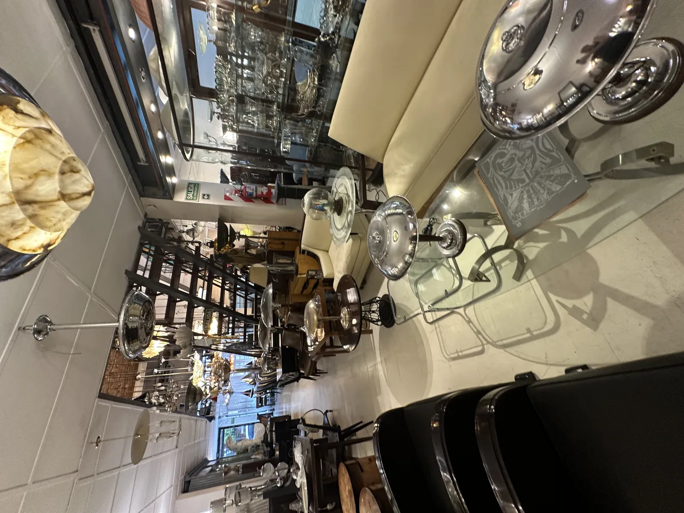 Poltrona antiga de design confortável, rodeada de diversos móveis elegantes.