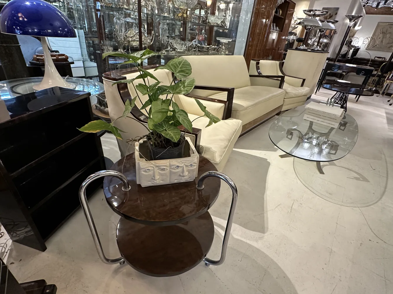 Poltrona antiga com design clássico na sala de estar