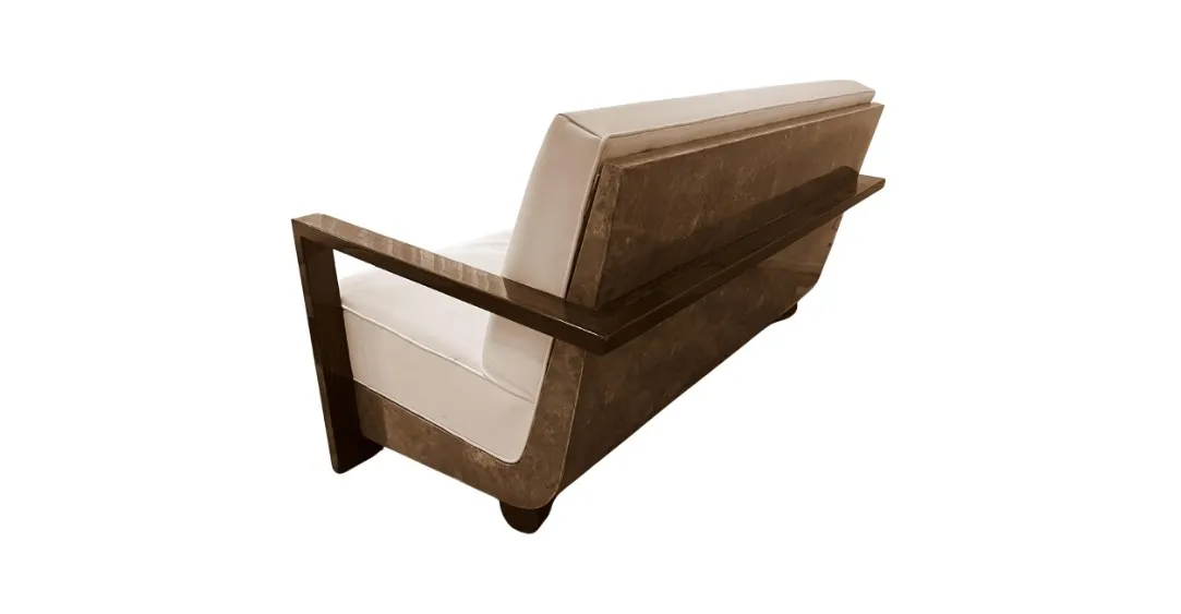 Poltrona antica dal design elegante, con schienale basso e braccioli, perfetta per aggiungere comfort a qualsiasi ambiente.