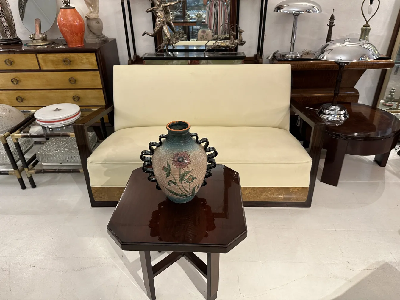 poltrona bianca antica con decorazione floreale, in ambiente elegante