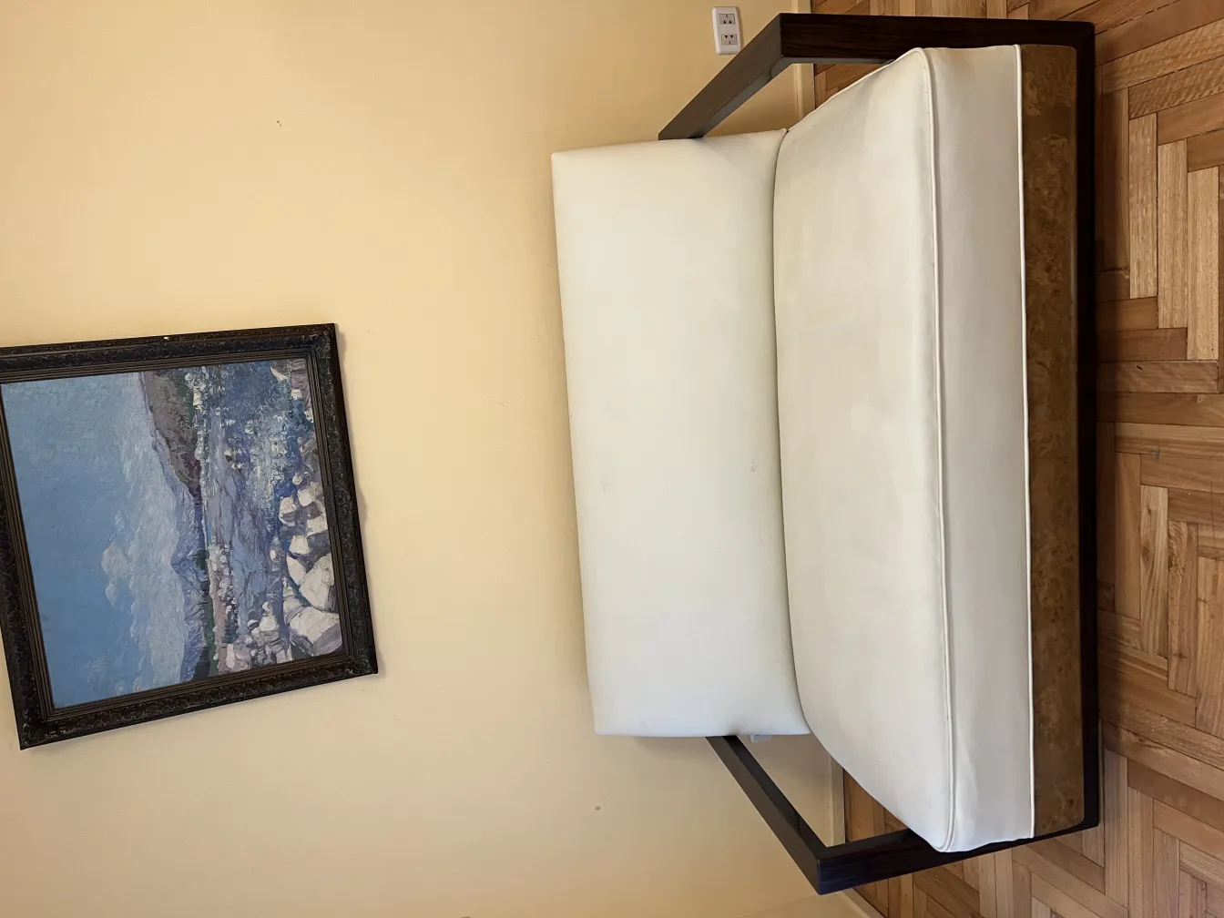 Sillón antiguo con detalles clásicos y unas formas elegantes, en una habitación iluminada.