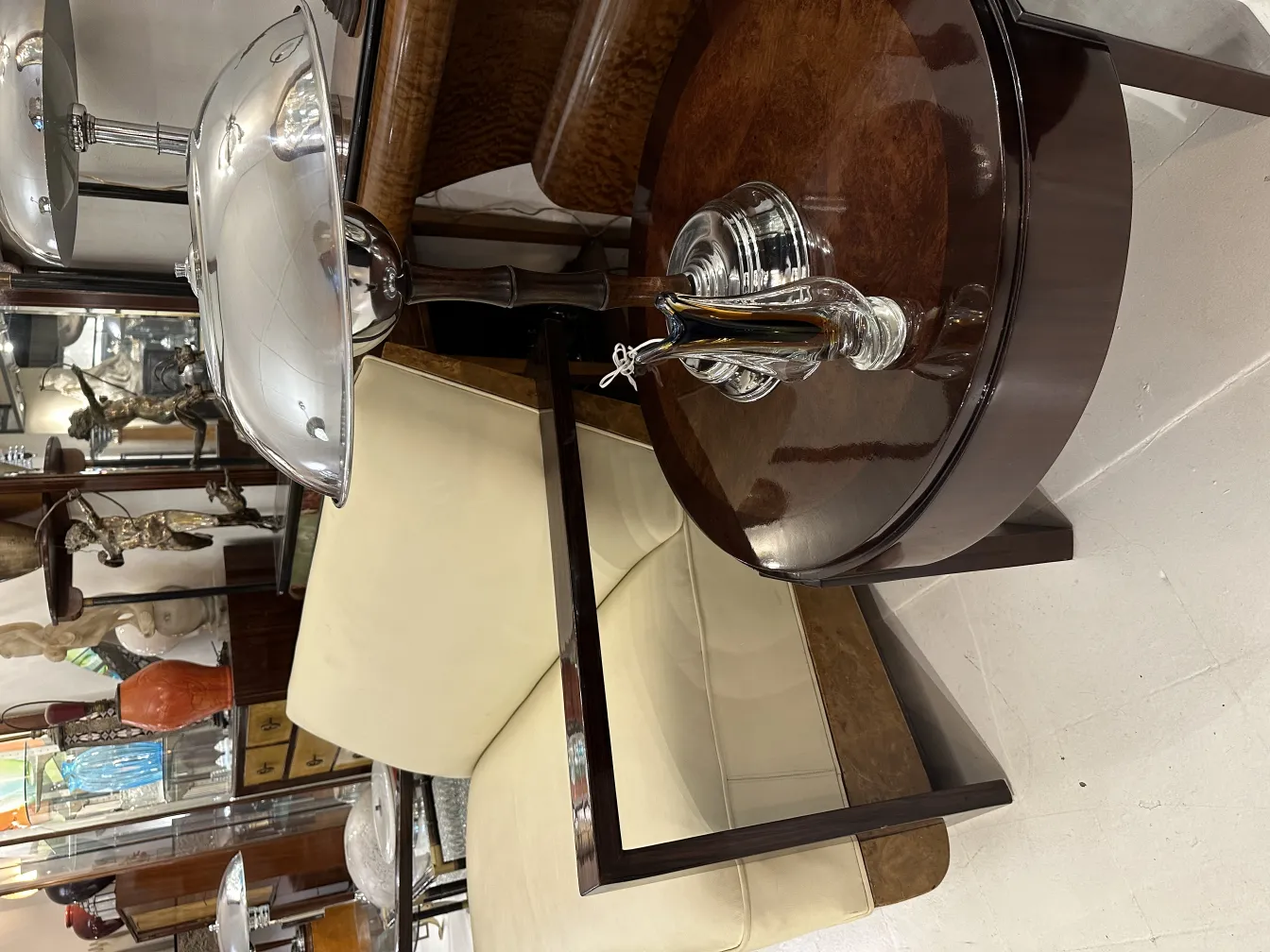 Fauteuil ancien de style confortable dans un cadre élégant.