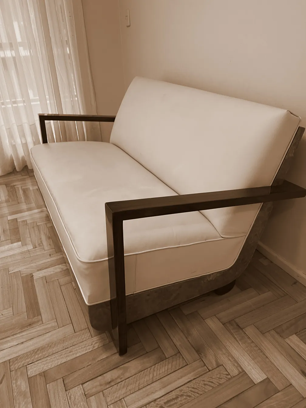 Poltrona antiga com braço e design único em ambiente aconchegante