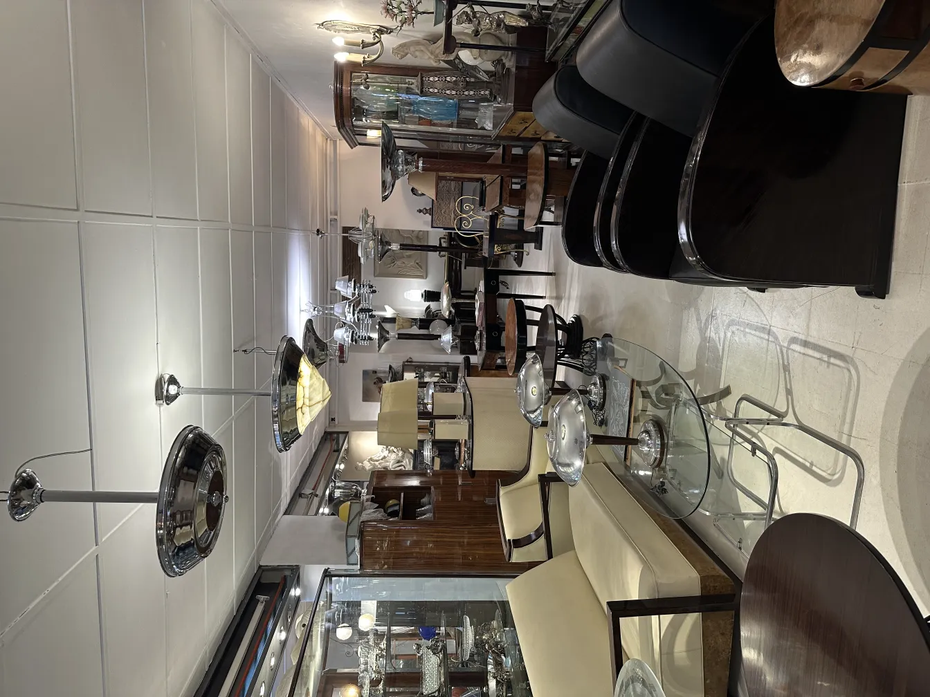 Poltrona antica con design classico in ambiente espositivo.