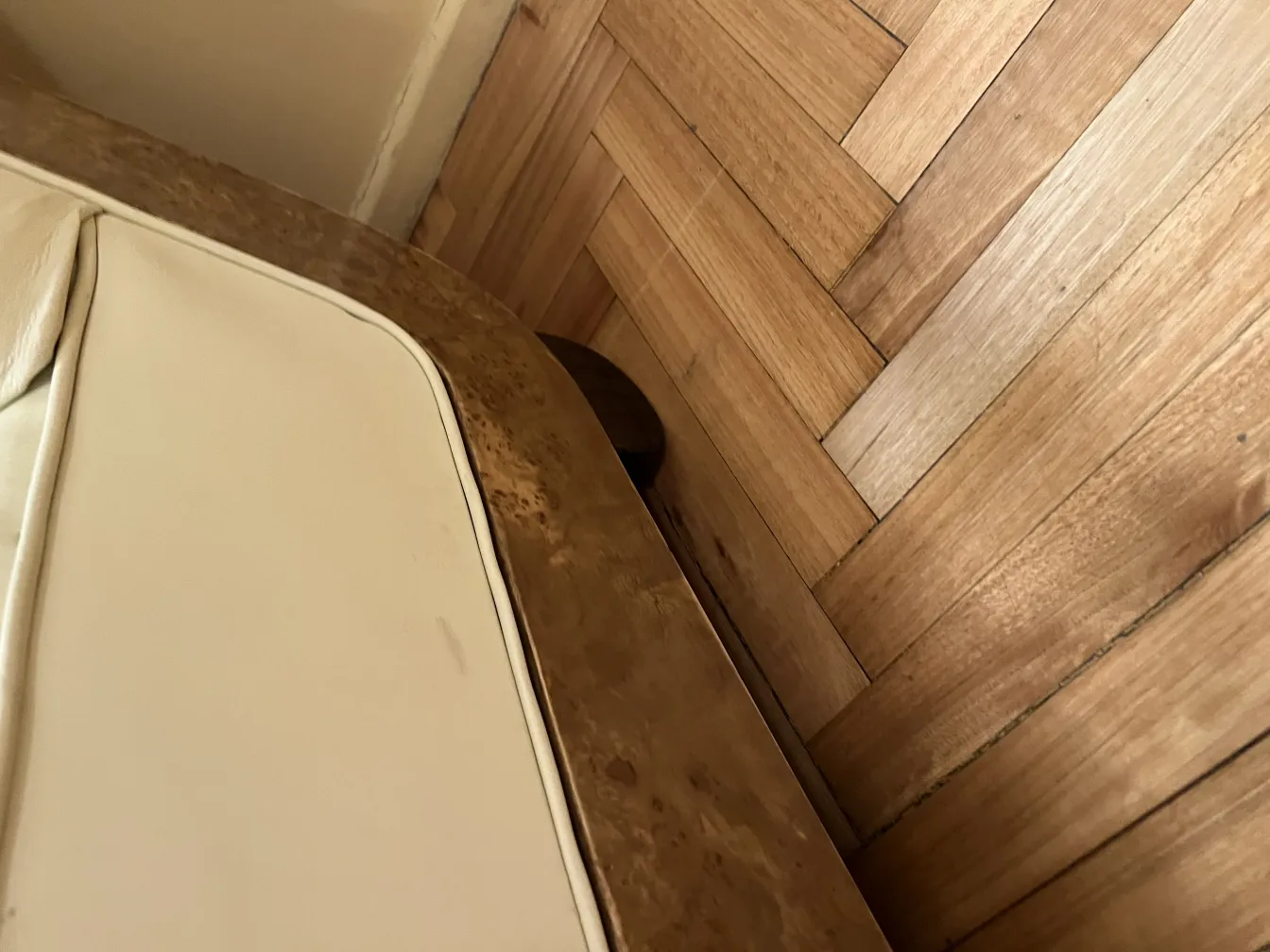 fauteuil ancien avec des détails dans un cadre confortable