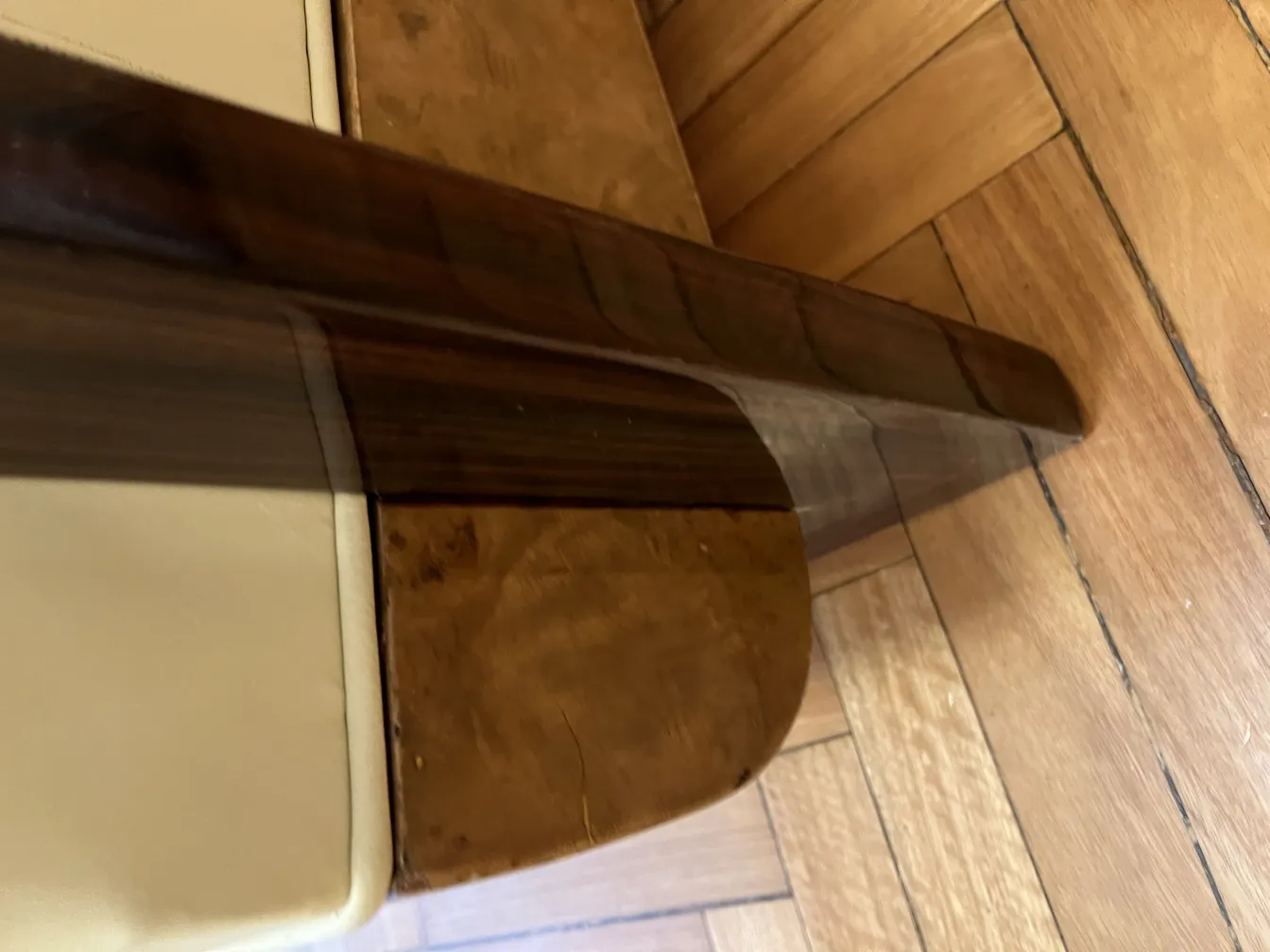 fauteuil ancien avec design élégant et surface lisse, ambiance chaleureuse