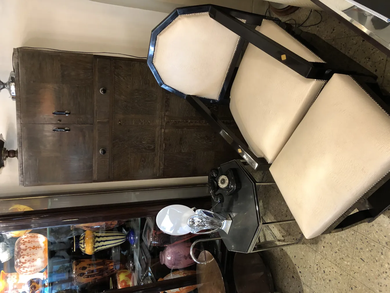 Sillón antiguo con un diseño elegante en un ambiente acogedor.