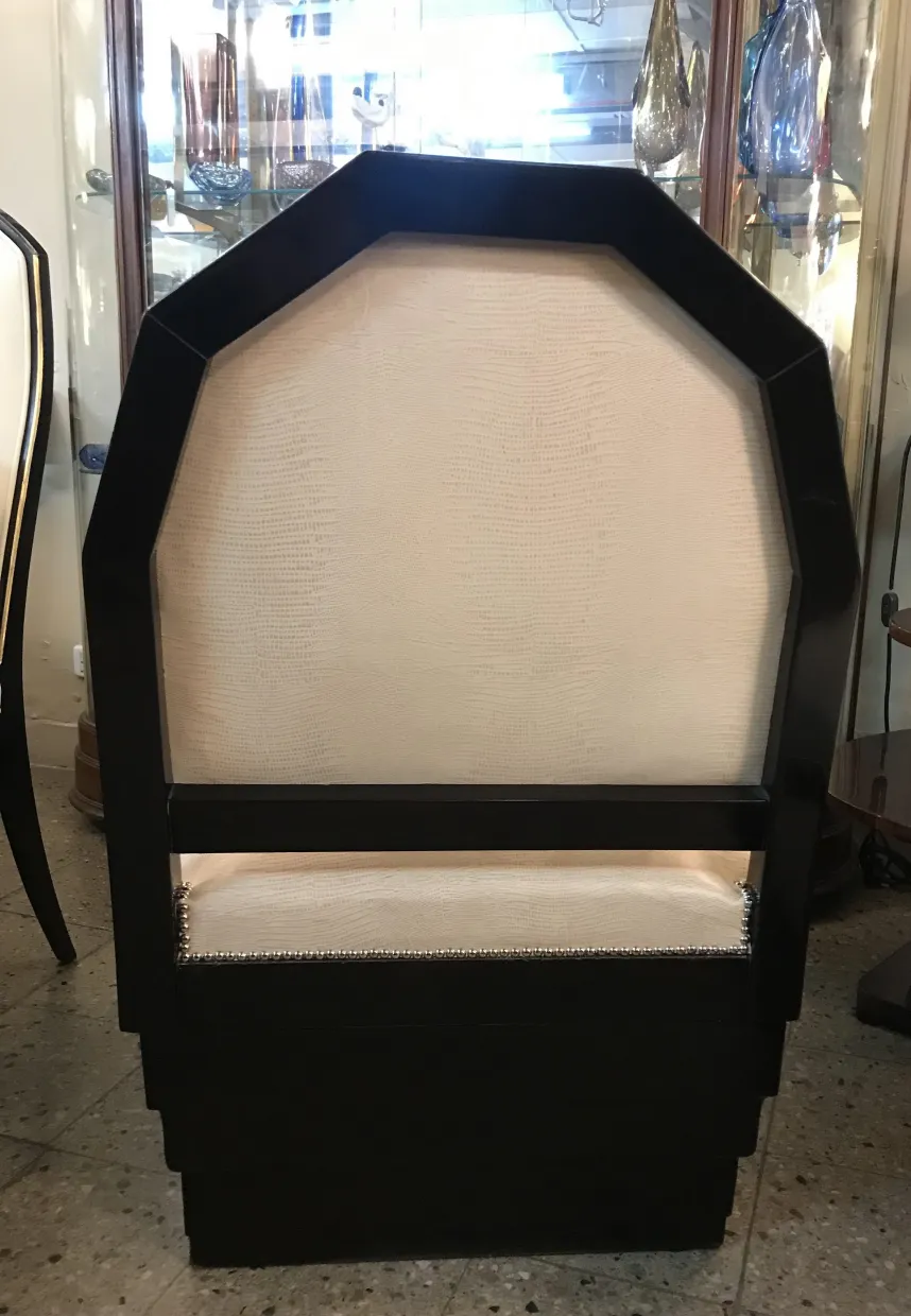 fauteuil ancien avec un design unique dans un cadre confortable