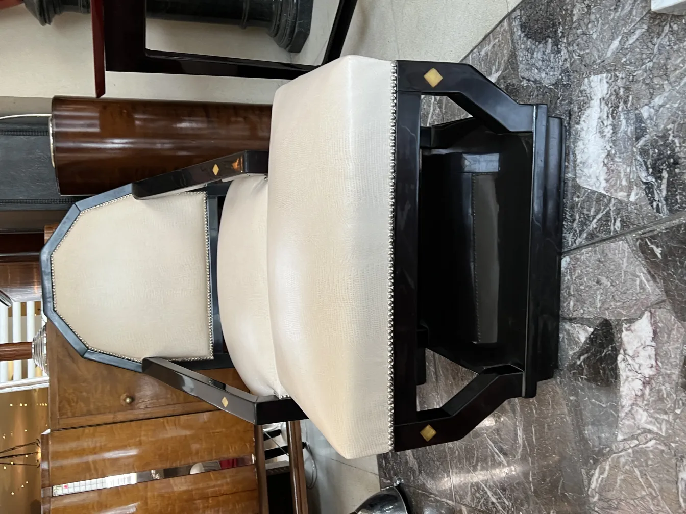 Bequemer antiker Sessel mit dekorativer Naht.