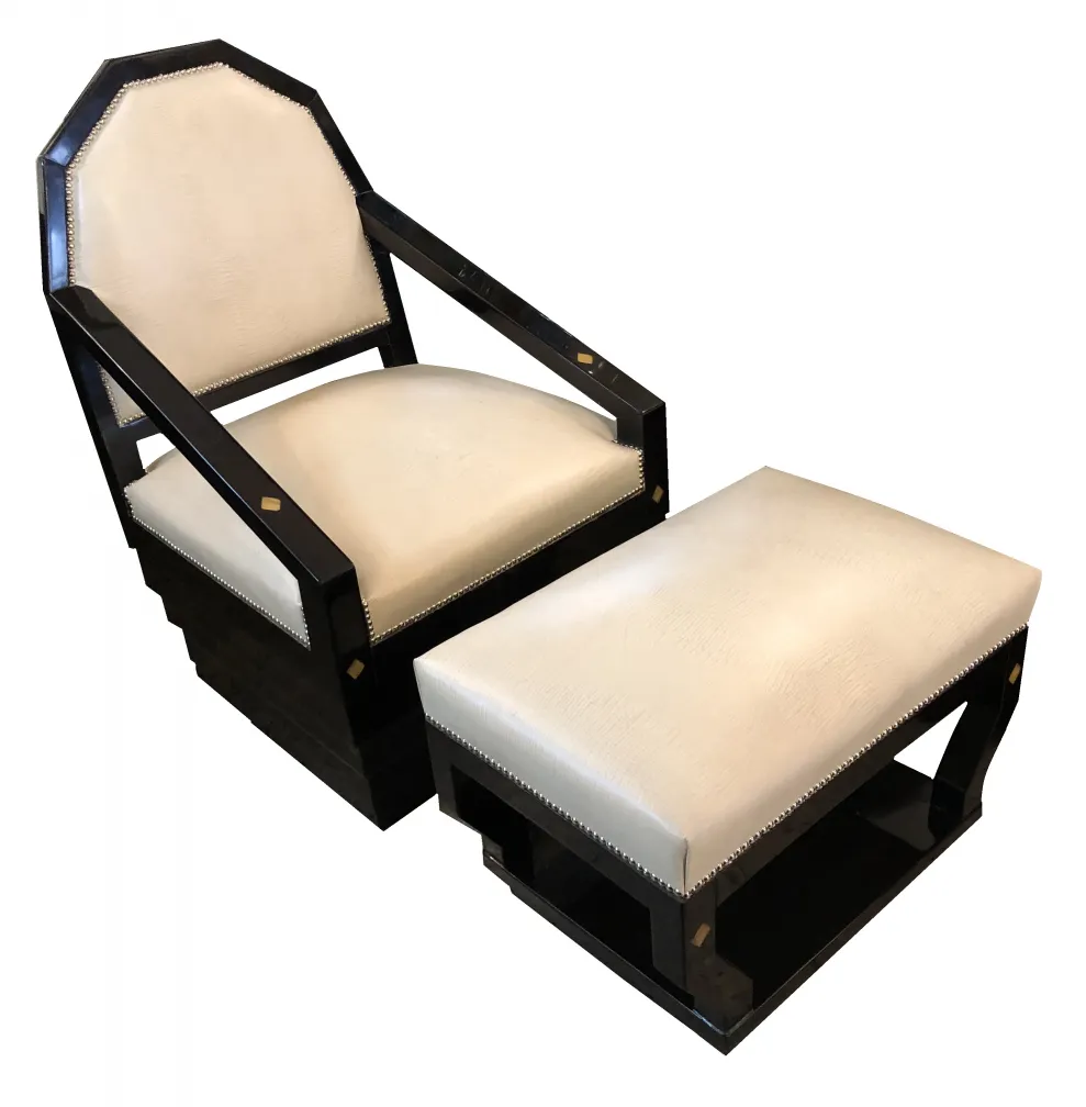 poltrona antiga com puf decorativo, design elegante, ambiente acolhedor