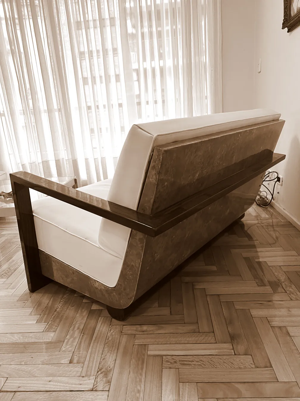 Poltrona antiga com design clássico em ambiente elegante