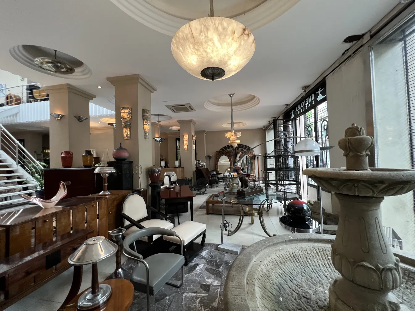 Poltrona antica con design elegante in un ambiente accogliente.