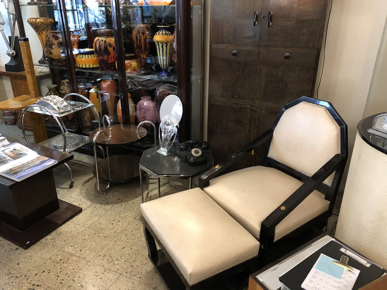 Poltrona antiga com design elegante em um ambiente de antiguidades.