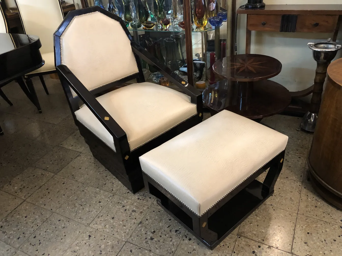 Poltrona antiga com pouf em um ambiente elegante