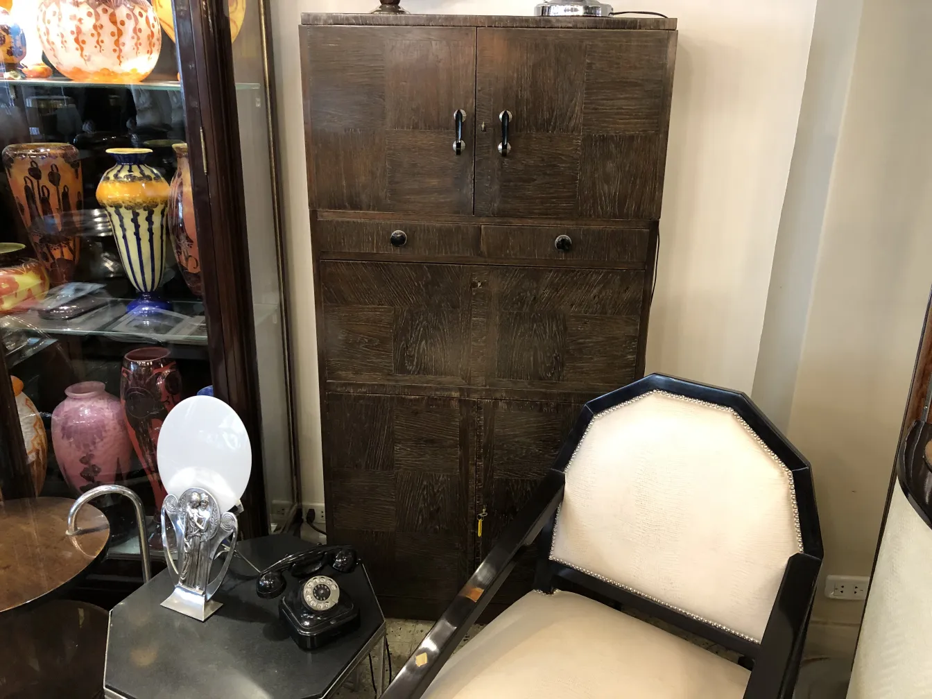 Una poltrona antica con un design elegante in un ambiente classico