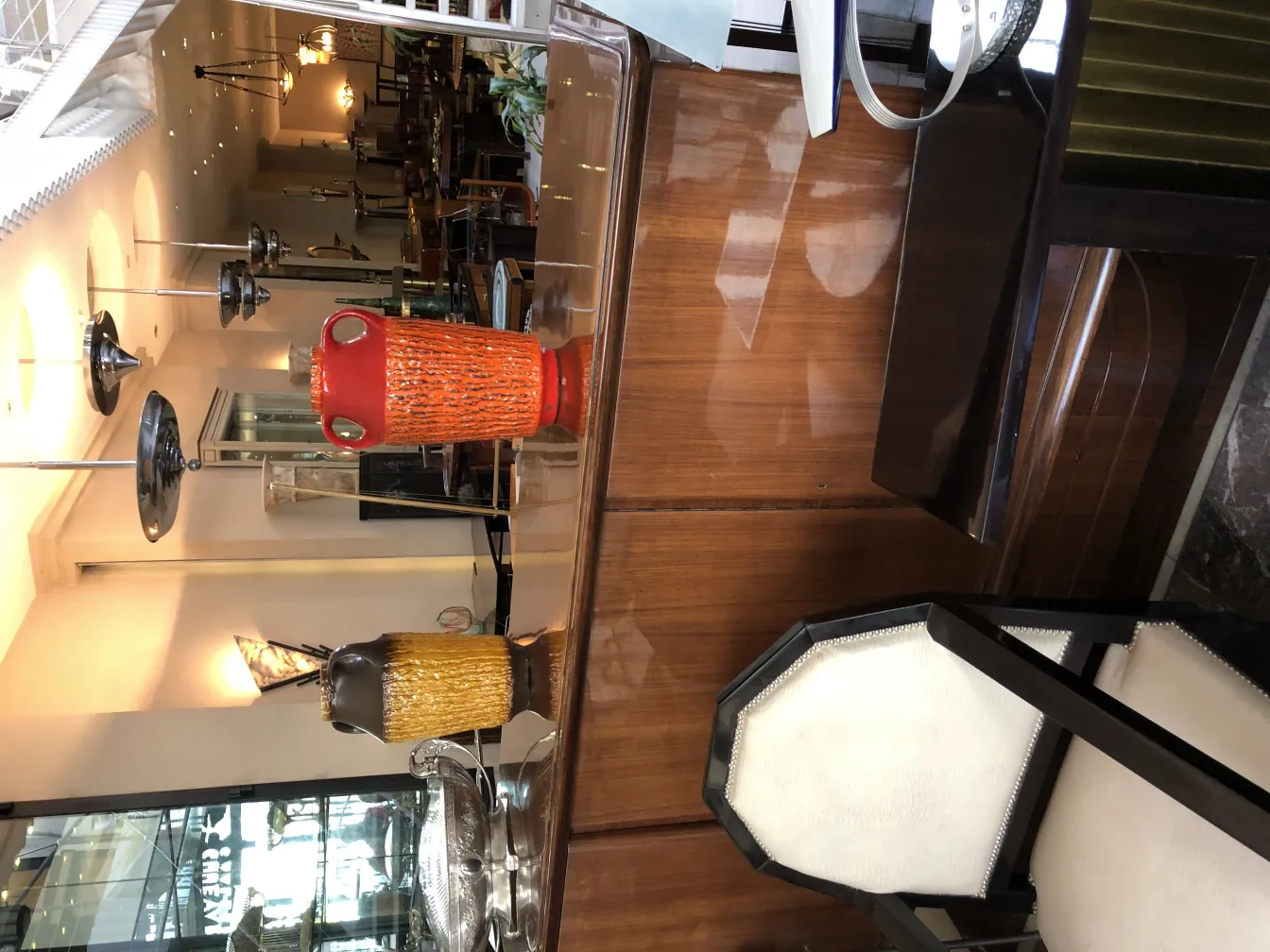 antiquarischer Sessel mit elegantem Design und Komfort in einer gemütlichen Atmosphäre