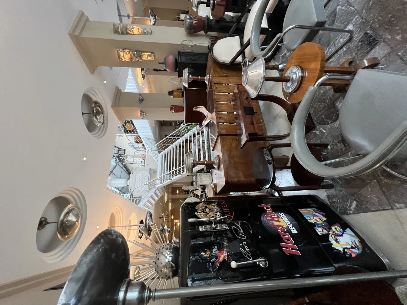 Poltrona antiga em um restaurante com decoração variada