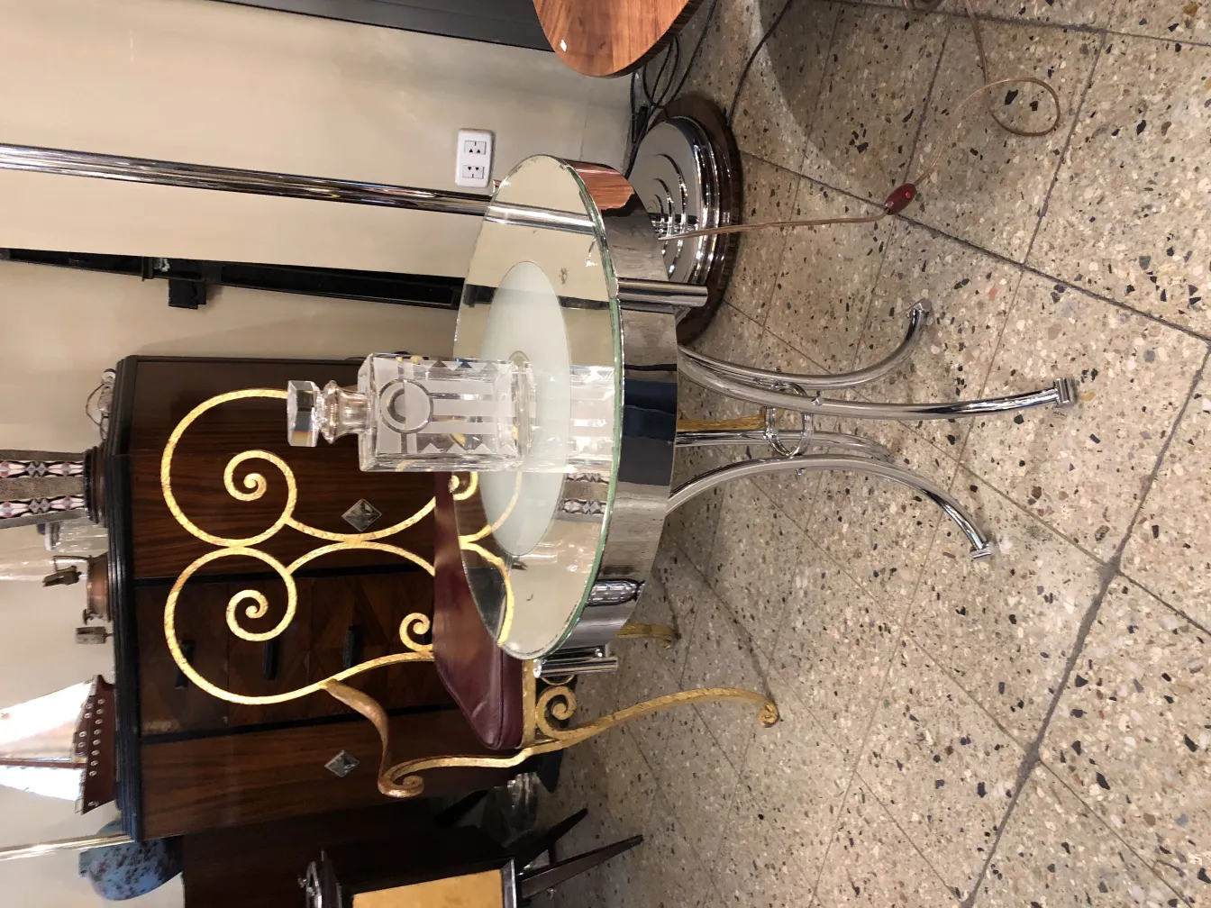 Antiguo sillón de descanso con detalles dorados y un diseño curvado.