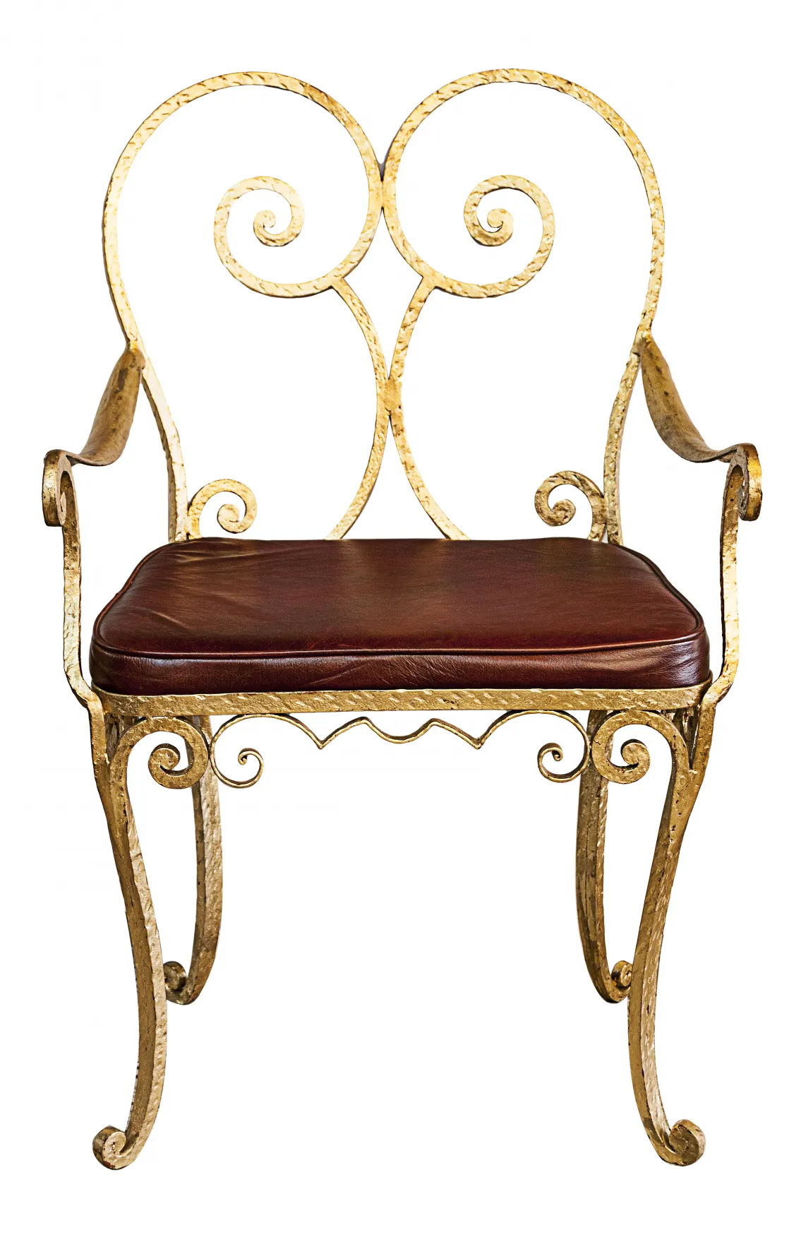 Fauteuil ancien avec design courbé et coussin marron, environnement simple.