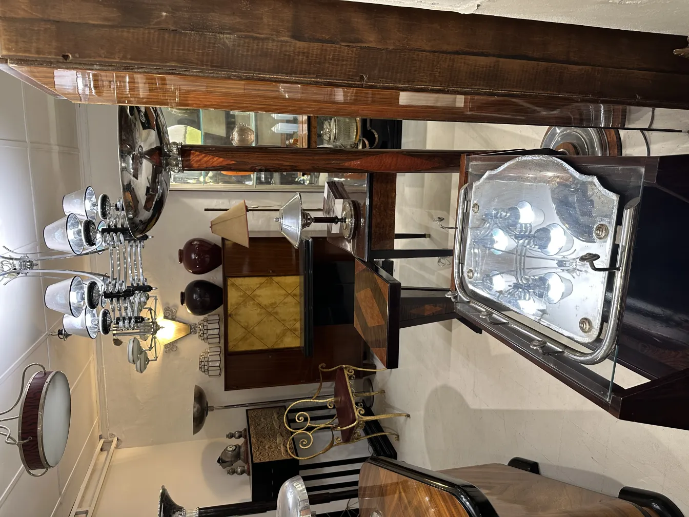 poltrona antica con stile classico in un ambiente elegante