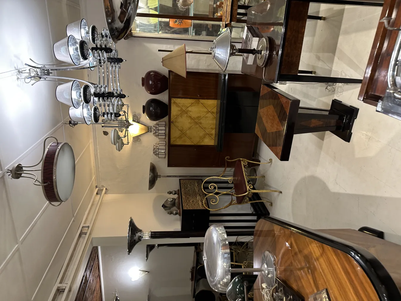 Vista de uma poltrona antiga com design aconchegante em um ambiente vintage