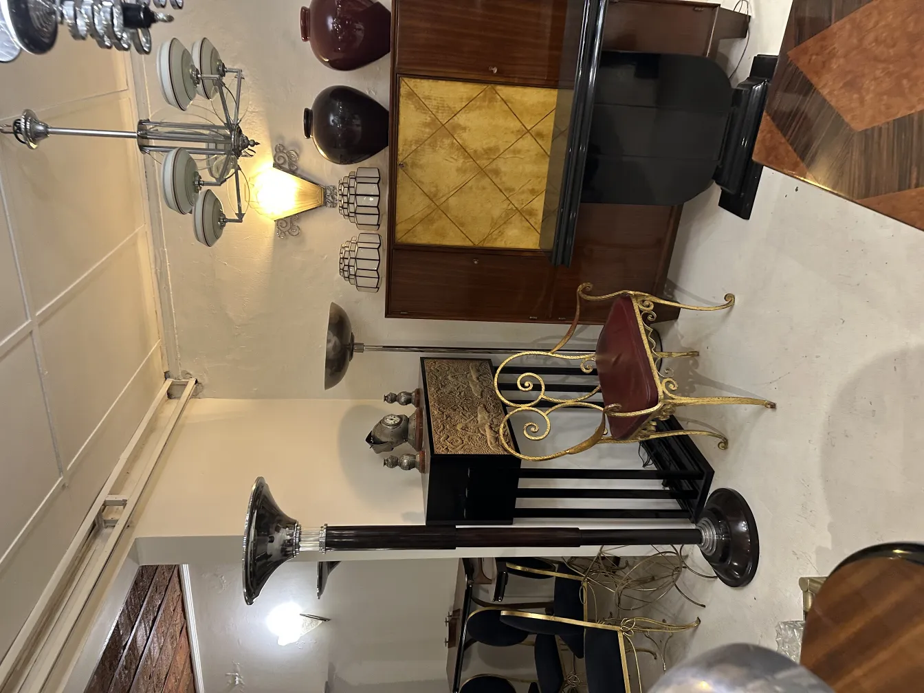 Fauteuil ancien avec des détails décoratifs rouges dans un cadre vintage