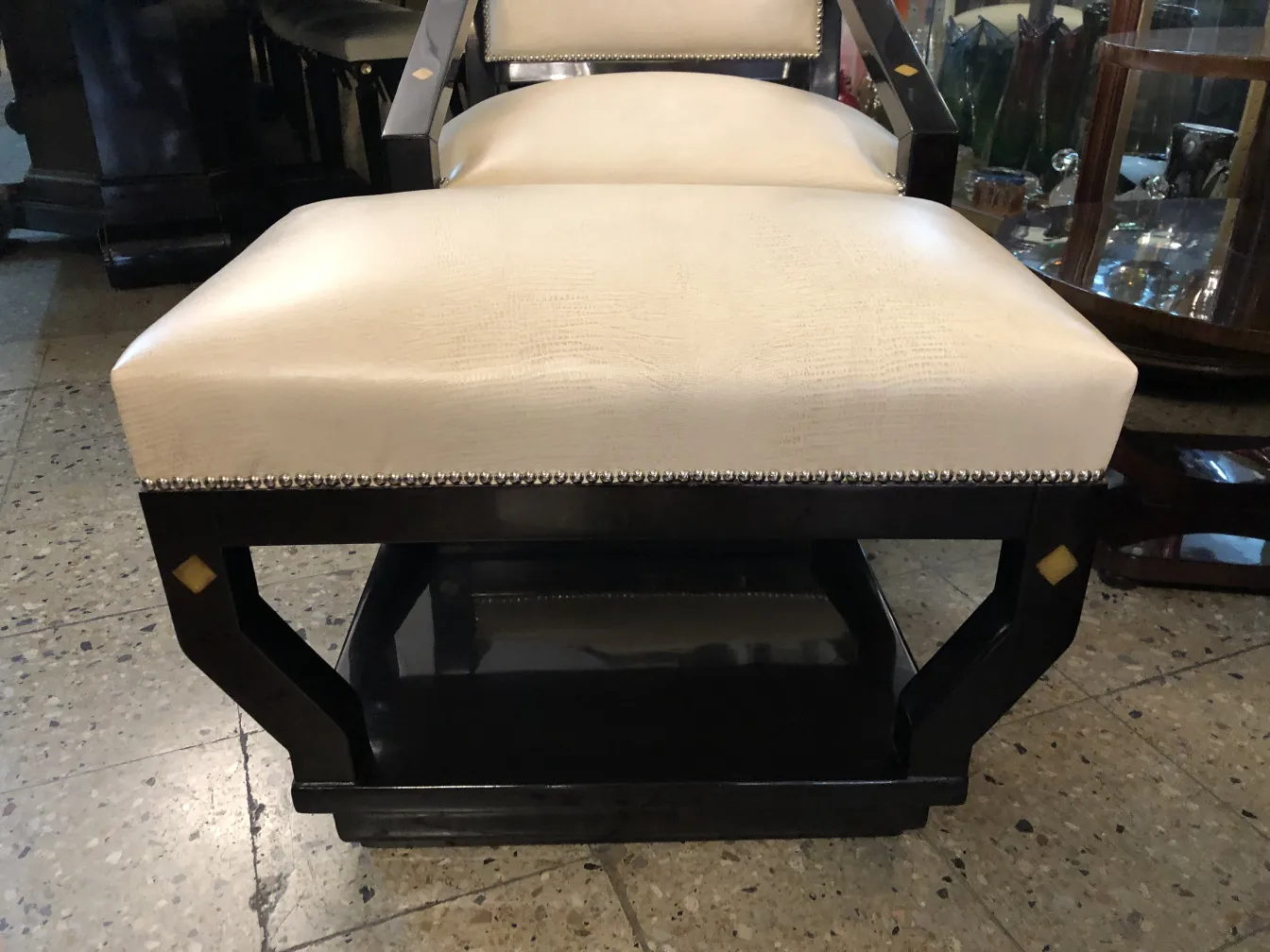 poltrona antica con sedile crema, ambiente accogliente