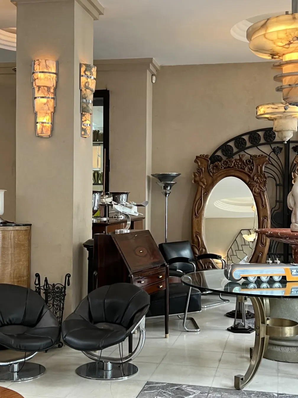 duas poltronas antigas pretas com base metálica em madrid, ambiente elegante