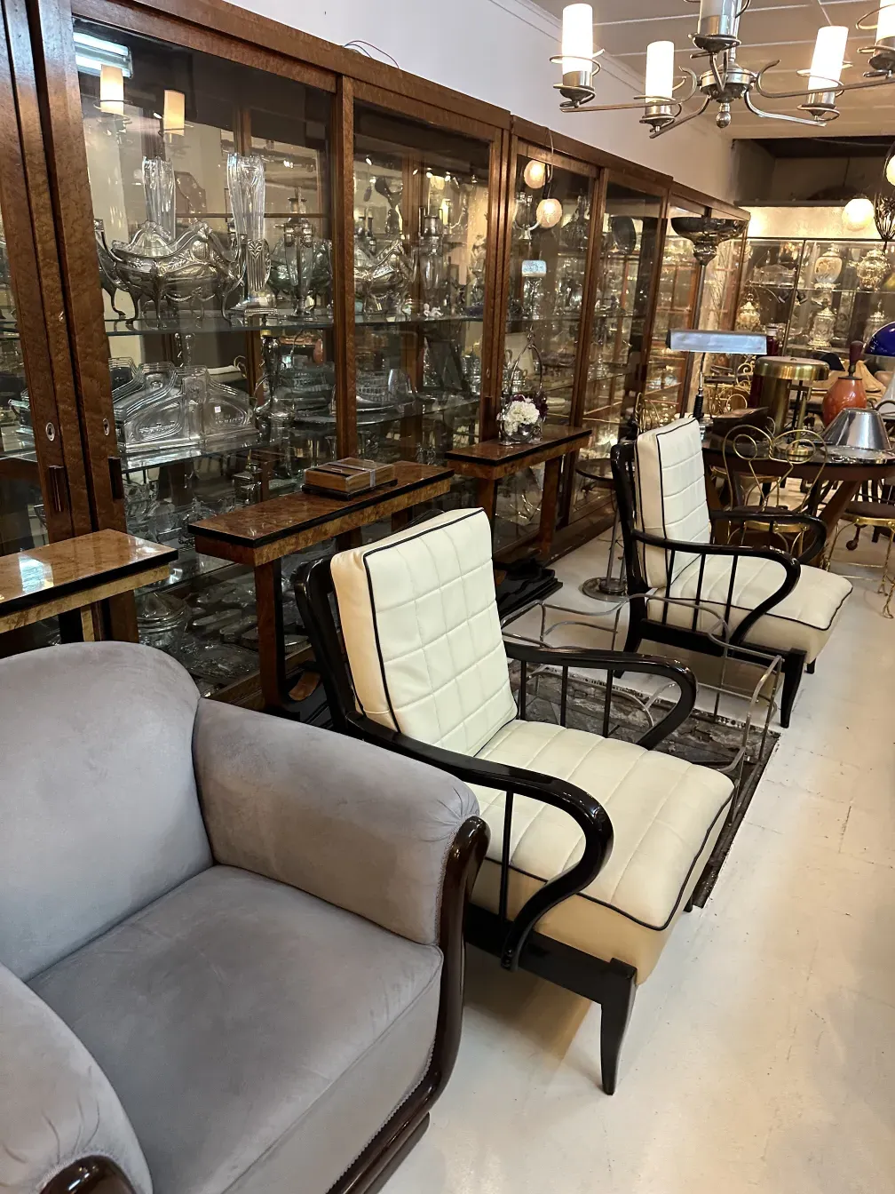 Dos sillones antiguos de Paolo Buffa en un entorno decorativo