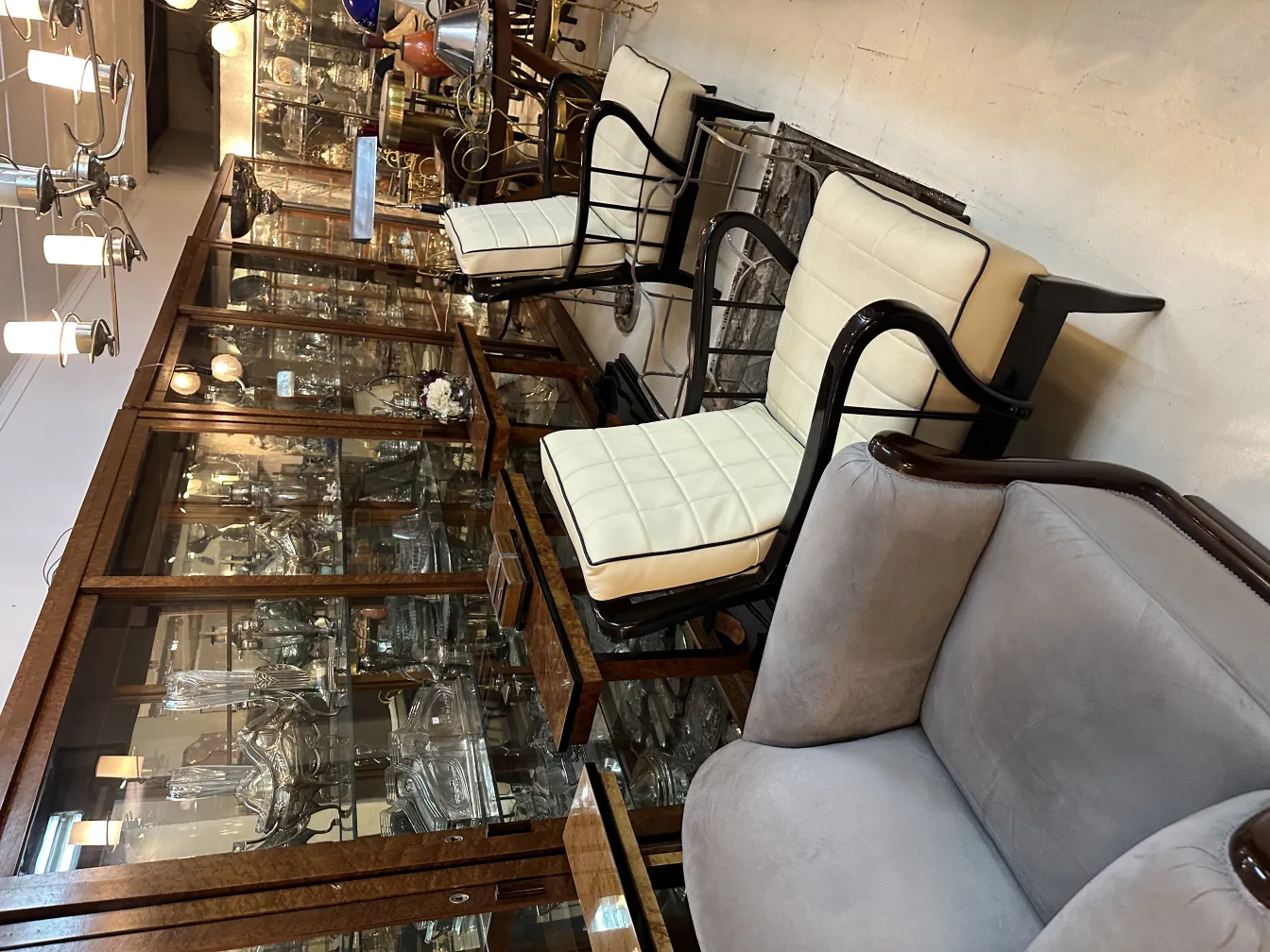 deux fauteuils antiques dans un cadre élégant avec une table en verre