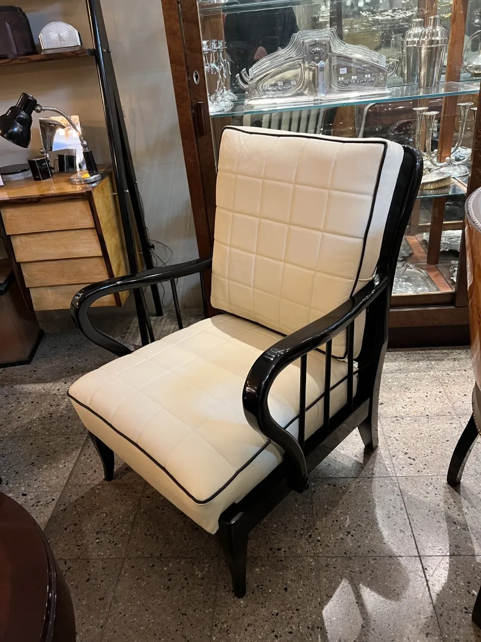 Deux fauteuils antiques de Paolo Buffa dans un cadre élégant.