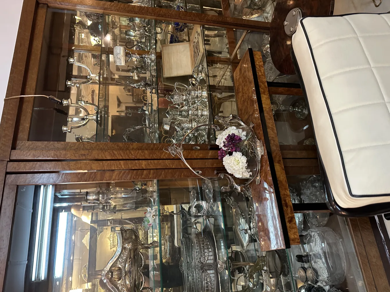 2 古董扶手椅在装饰环境中