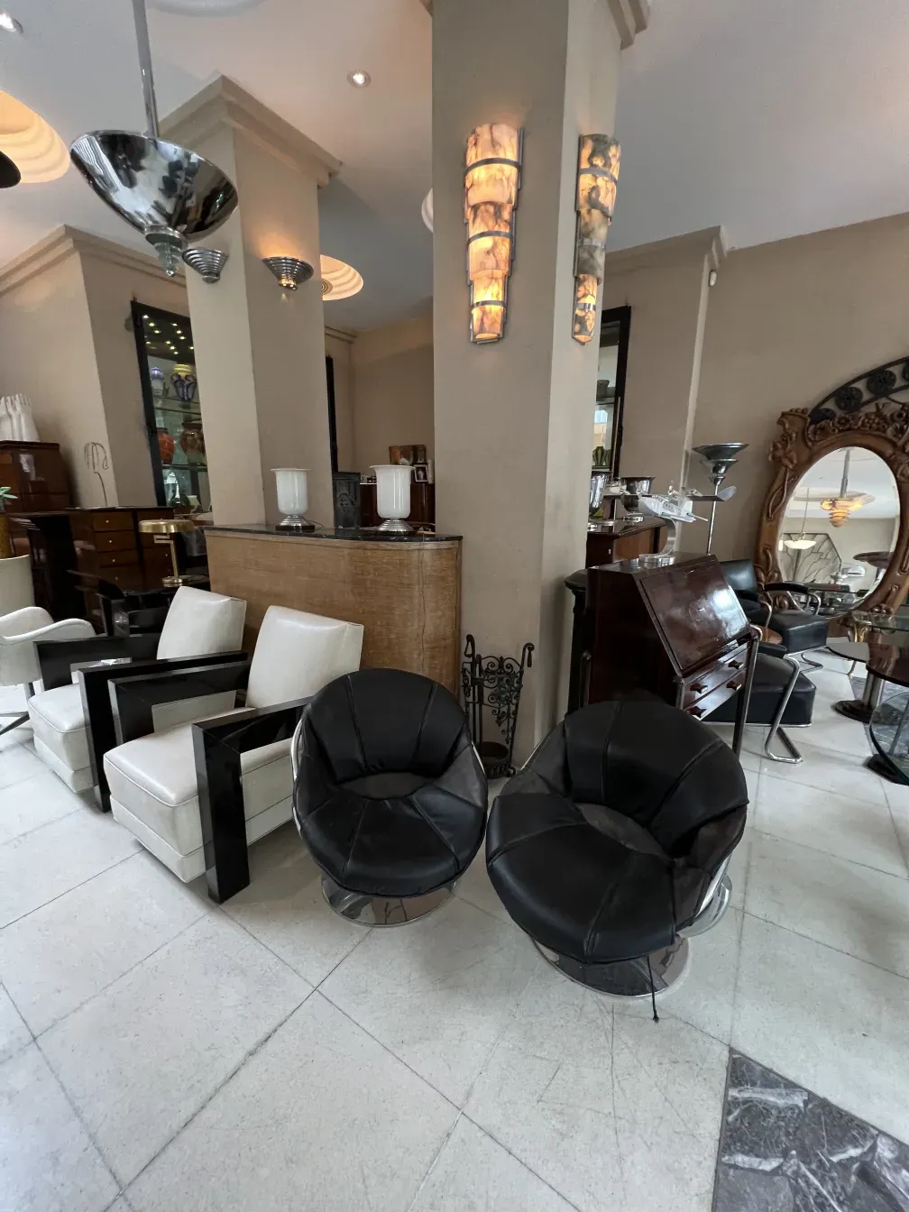 deux fauteuils noirs et blancs dans un cadre élégant.