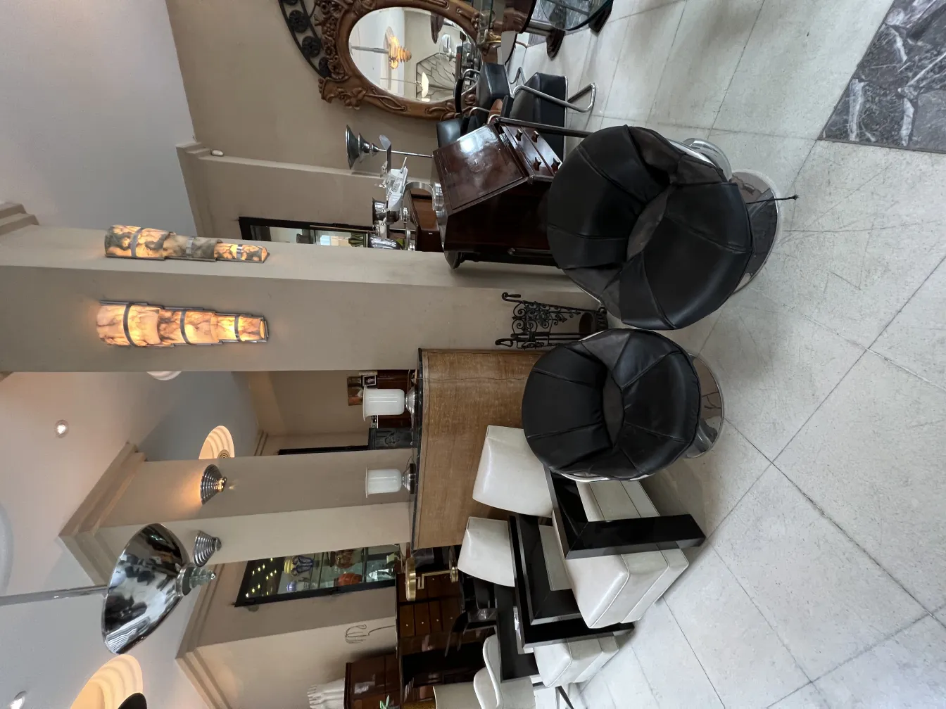 due poltrone nere con design elegante in un ambiente decorato