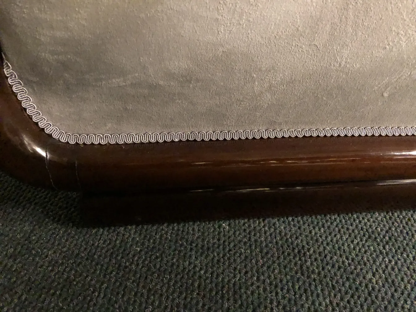 vue latérale de 2 fauteuils anciens avec broderie