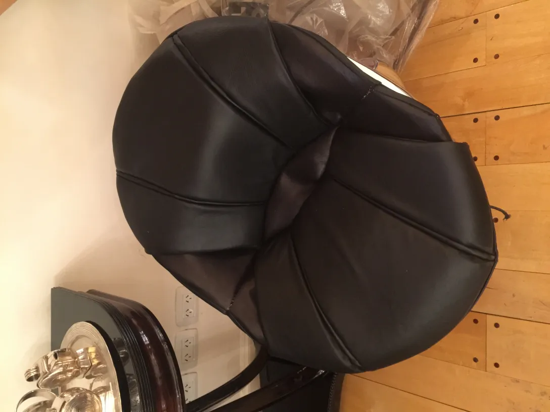 Vista superior de dos sillones antiguos, ambientes acogedores