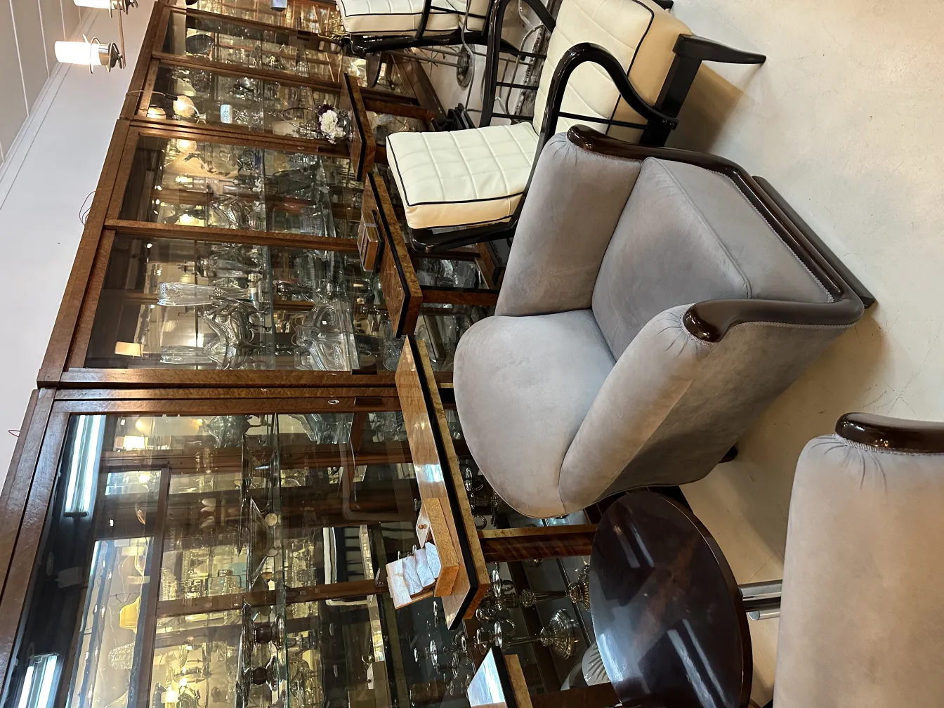 duas poltronas antigas com design atraente em um ambiente elegante.